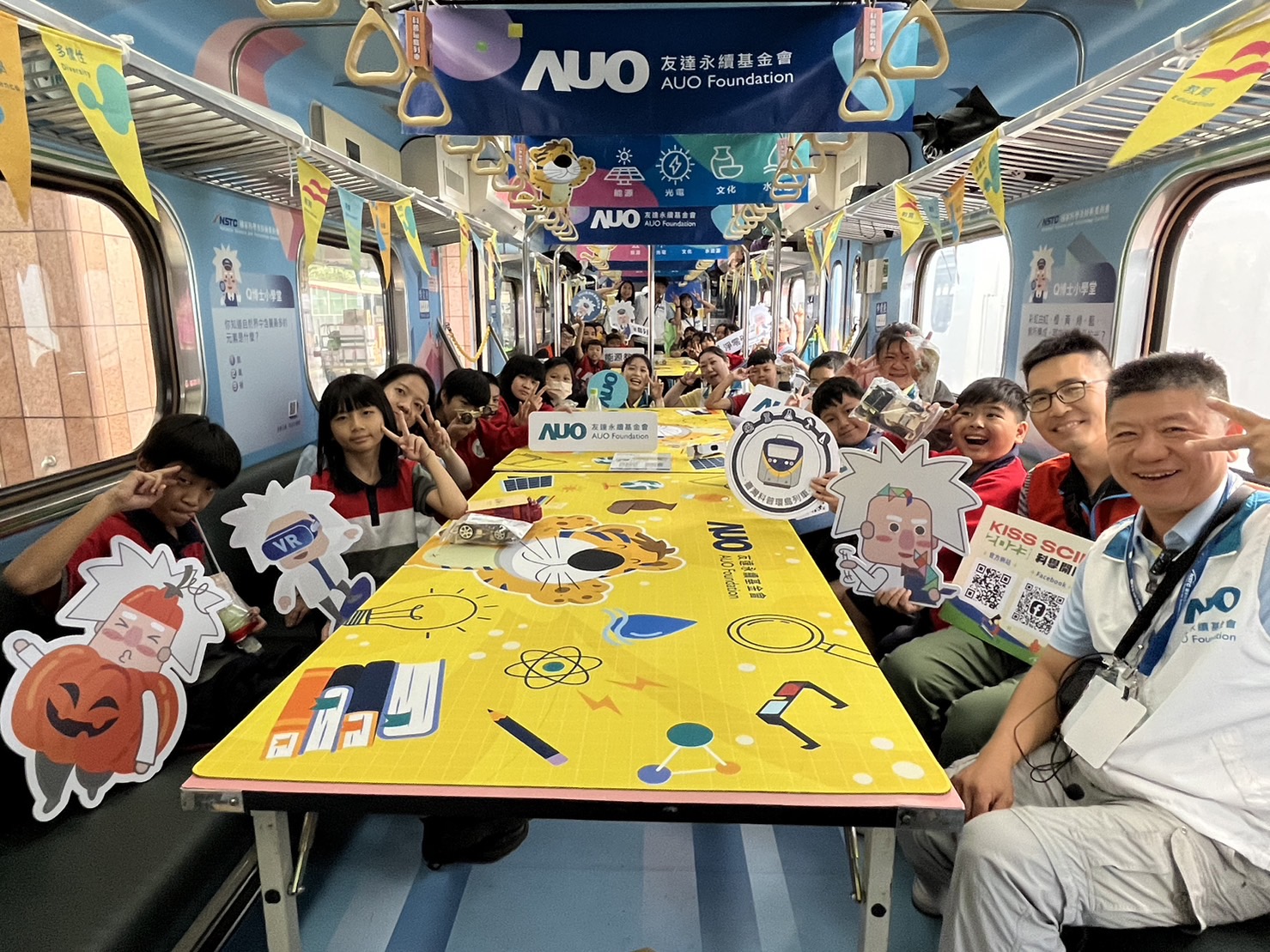 PA视讯永續基金會參與「臺灣科普環島列車」，設計基礎科學車廂課程，以「淨零碳排和永續能源」為主題，讓學生透過創意實驗認識淨零知識，以及思考生活中的減碳行為