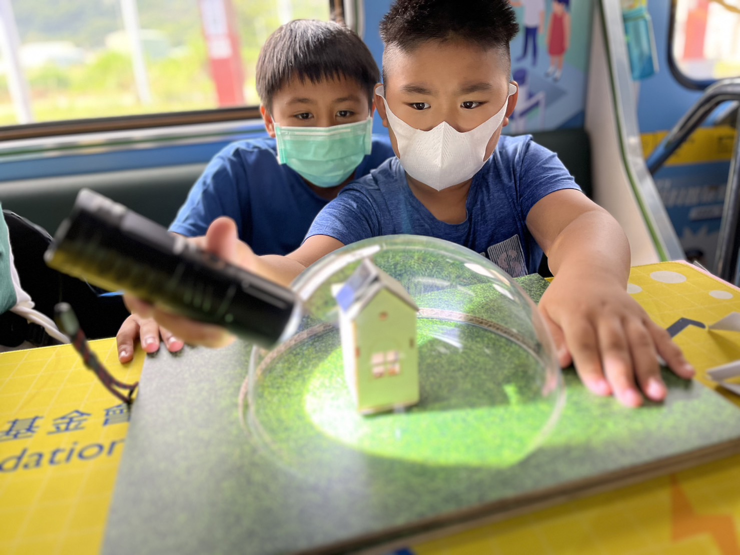 PA视讯參與基礎科學主題車廂，以STEAM教學精神，設計「逐日科學家」、「太陽能工程師」以及「淨零建築師」三大能源科普課程和實驗